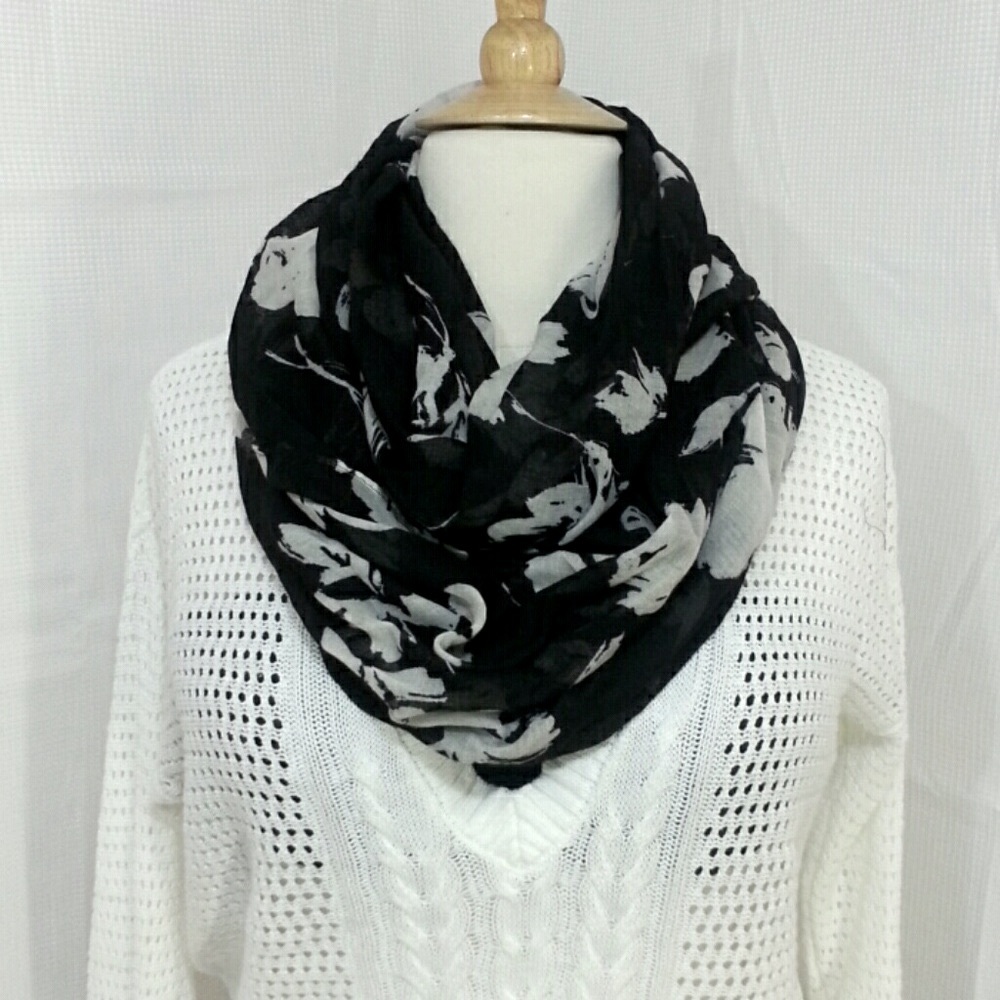 INFINITY LOOP Scarf. NWT